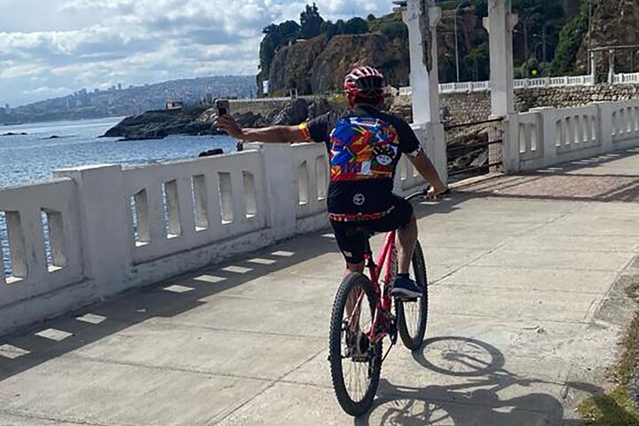 Bicycle ride along the coastal edge of Viña del Mar