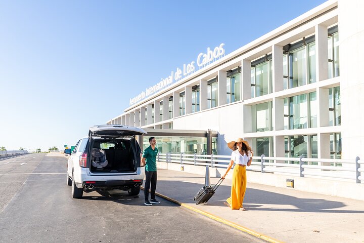 Private SUV Round-Trip from Airport to Hotels in Cabo San Lucas