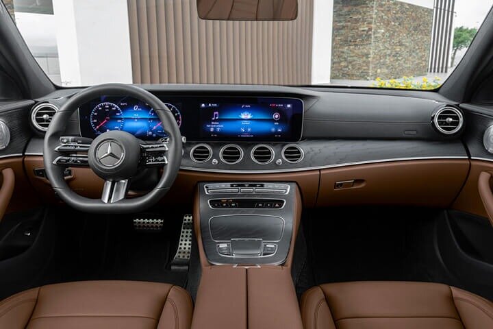 Arrival Private Transfer from Berlin Airport BER to Berlin City in Business Car