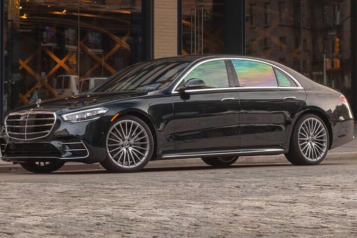 Arrival Private Transfer from Brandenburg Airport BER to Berlin in Luxury Car