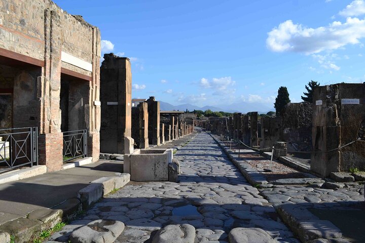 Pompeii & Villa of Mysteries Small Group Tour with Archaeologist