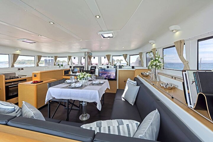 Premium Catamaran Tours, 8-flavor Feast & Drinks, Limited guests!