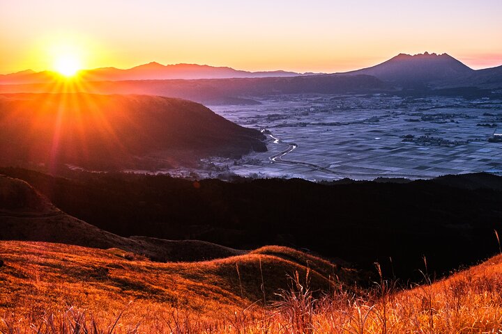 View the sunrise and sea of clouds over the Aso Caldera