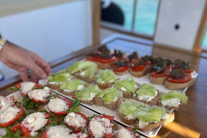 Small Group Kaiki Cruise & Greek Gastronomy Experience