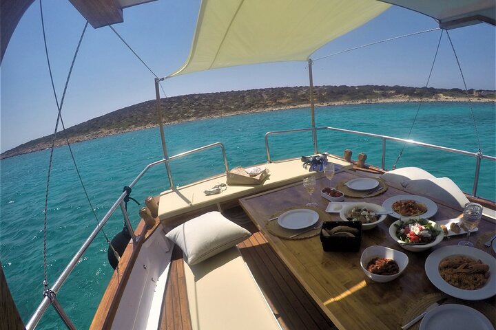 Small Group Kaiki Cruise & Greek Gastronomy Experience