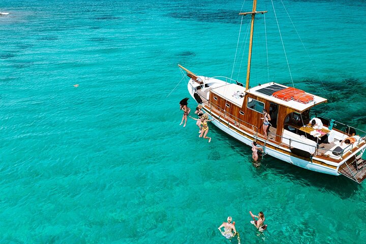 Small Group Kaiki Cruise & Greek Gastronomy Experience