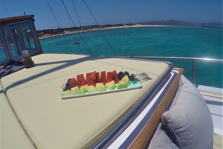 Small Group Kaiki Cruise & Greek Gastronomy Experience