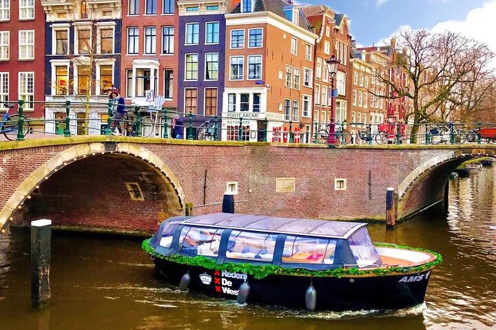 Amsterdam Small-Group Canal Cruise Including Snacks and Drinks