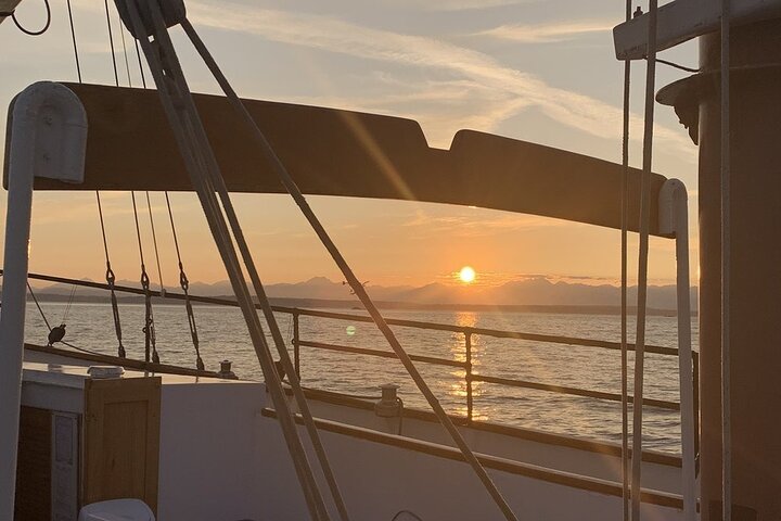Evening Colors Sunset Sail Tour in Seattle