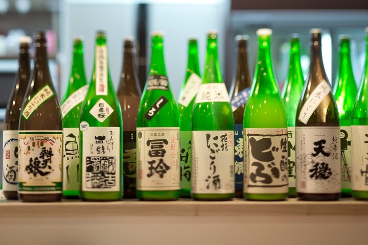 Osaka Bar Hopping Night Walking Tour in Namba (3 bars, 6 tastes)