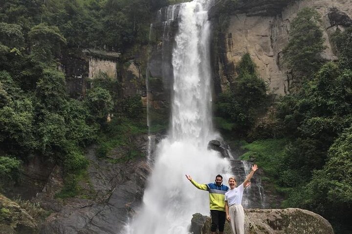 Half-Day Private Trip to Waterfalls and Tea Factory
