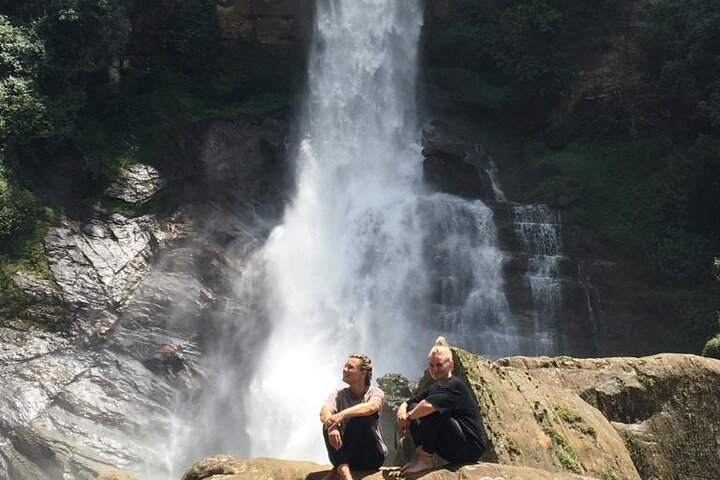 Half-Day Private Trip to Waterfalls and Tea Factory