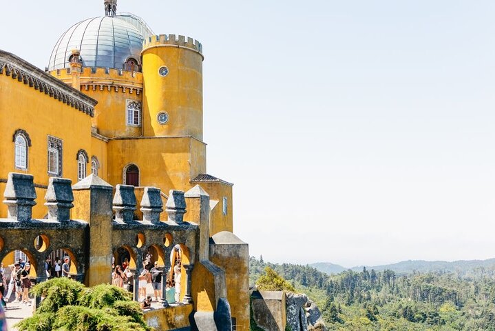 Sintra, Pena Palace, Quinta da Regaleira & Cascais Group Tour