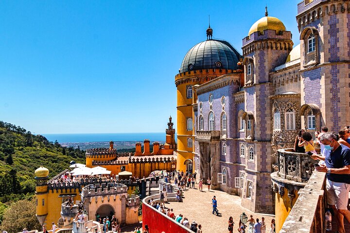 Sintra, Pena Palace, Quinta da Regaleira & Cascais Group Tour