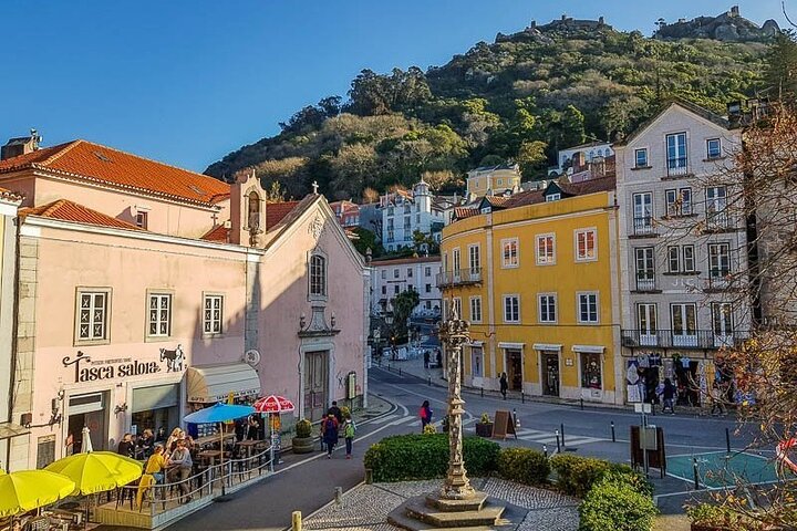 Sintra, Pena Palace, Quinta da Regaleira & Cascais Group Tour
