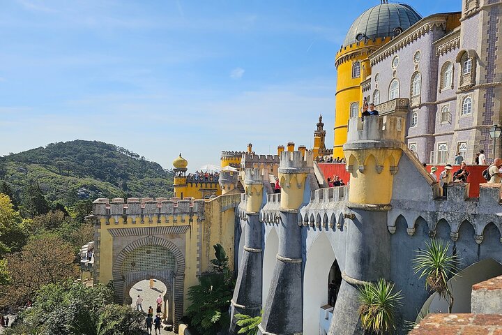Sintra, Pena Palace, Quinta da Regaleira & Cascais Group Tour