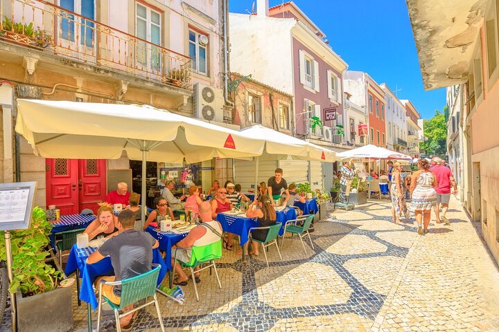 Sintra, Pena Palace, Quinta da Regaleira & Cascais Group Tour