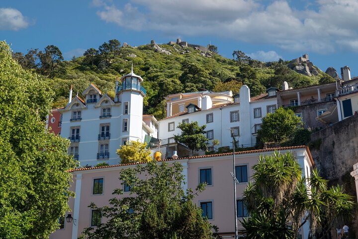 Sintra, Pena Palace, Quinta da Regaleira & Cascais Group Tour