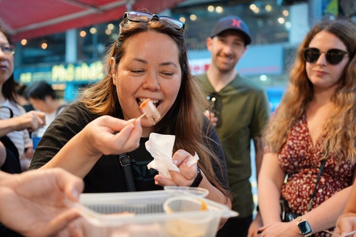 Hong Kong: 7-Course Hong Kong Street & Restaurant Food Tour