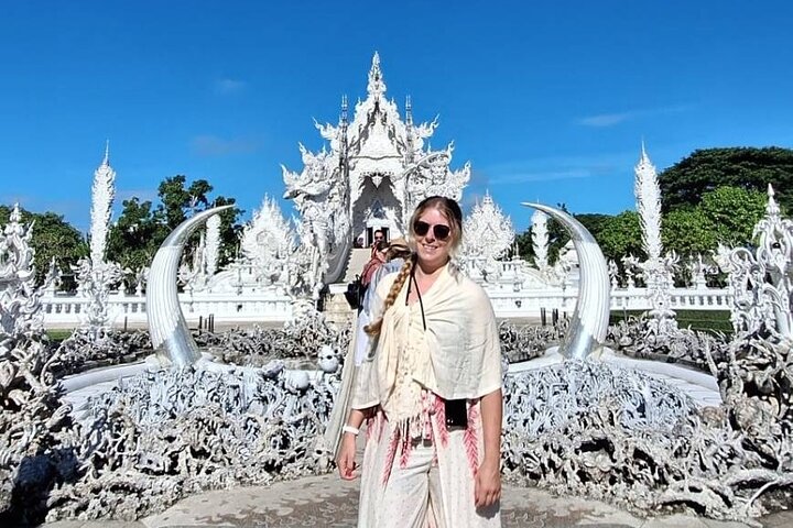 Chiang Rai 7 Highlights: White & Blue Temple, Golden Triangle