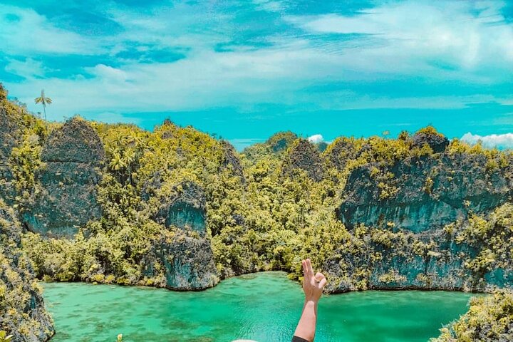 1-day Piaynemo Raja Ampat Tour hopping Island depart from sorong