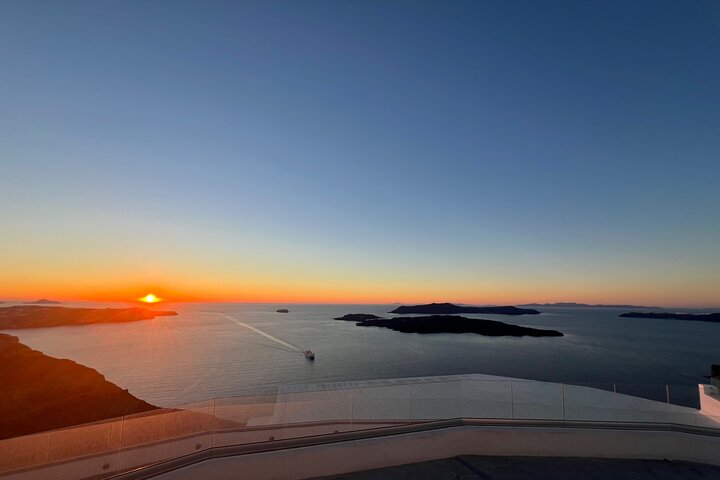 Private Tailor-Made Santorini Land Tour with a Local Driver