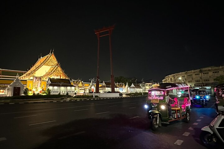 Bangkok by Night: Temples, Markets and Food Tuk-Tuk Tour
