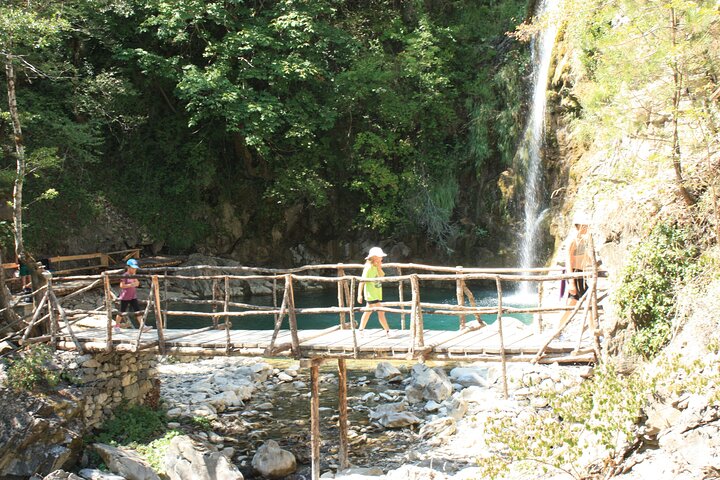 Hiking, swimming and sightseeing tour in Central Zagori area