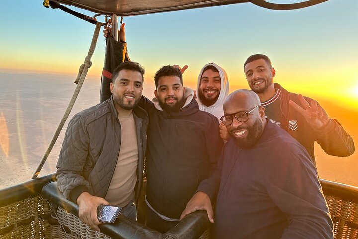 Hot air balloon flight at sunrise in Marrakech breakfast