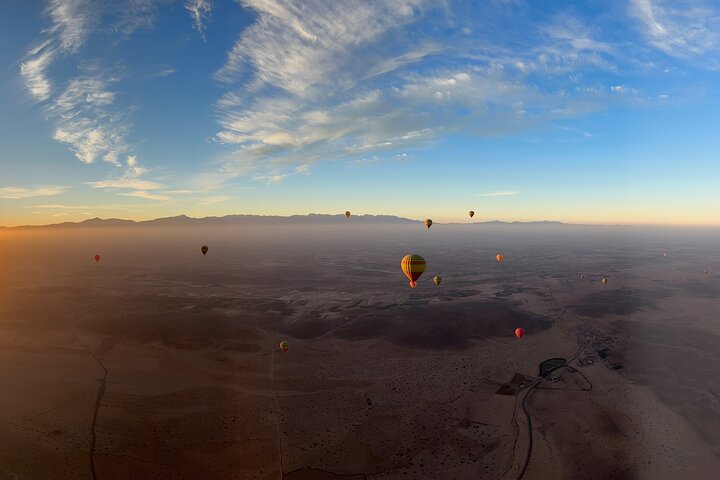 Hot air balloon flight at sunrise in Marrakech breakfast