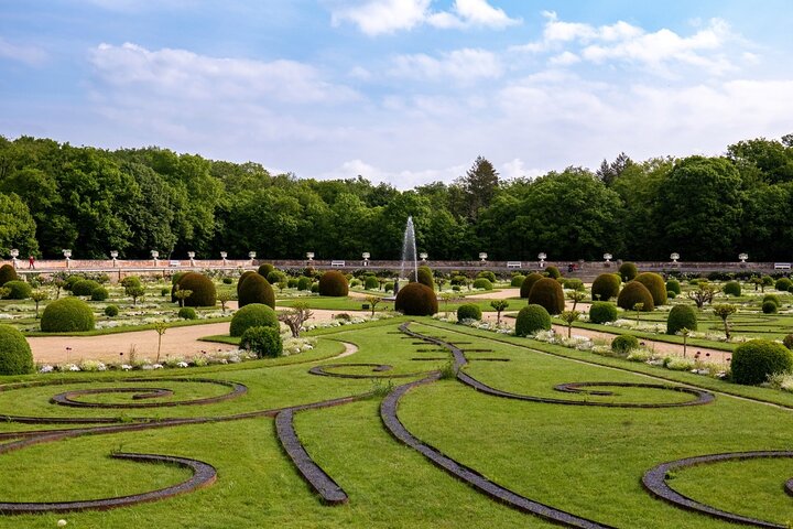 Loire Valley Day Tour Chambord and Chenonceau plus Lunch at a Private Castle