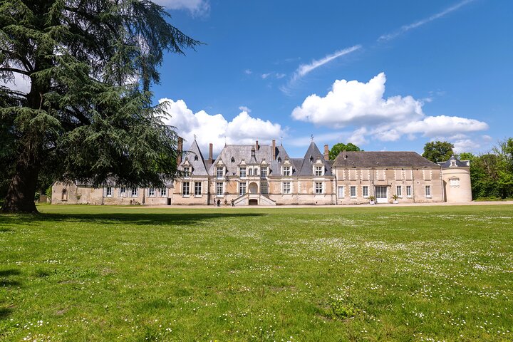 Loire Valley Day Tour Chambord and Chenonceau plus Lunch at a Private Castle
