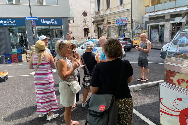 Food and wine tour of Pescara Vecchia on foot