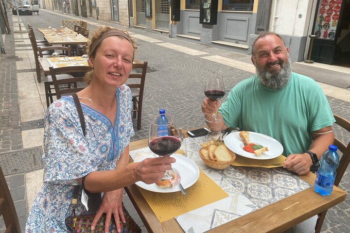 Food and wine tour of Pescara Vecchia on foot