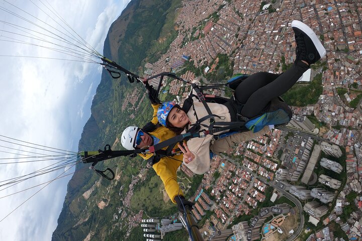 Paragliding tour in Medellín, fly and live a great experience