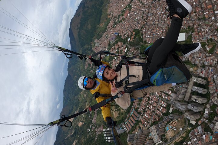 Paragliding tour in Medellín, fly and live a great experience