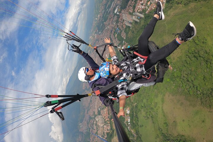 Paragliding tour in Medellín, fly and live a great experience