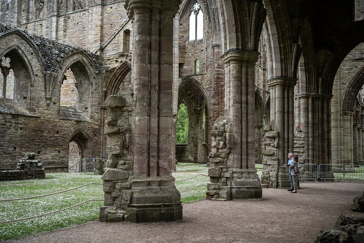 From Cardiff: 3 Amazing Castles, Tintern Abbey & Roman Caerleon