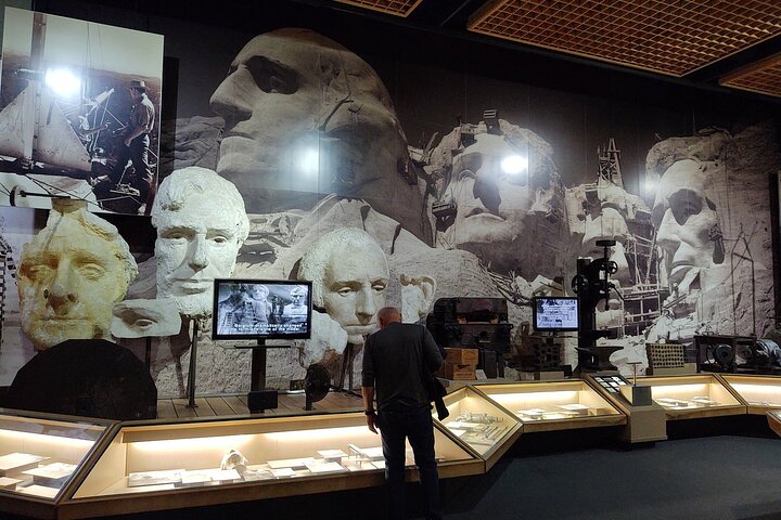 Mt Rushmore Night Ceremony and Tour - with Tunnels and Stargazing