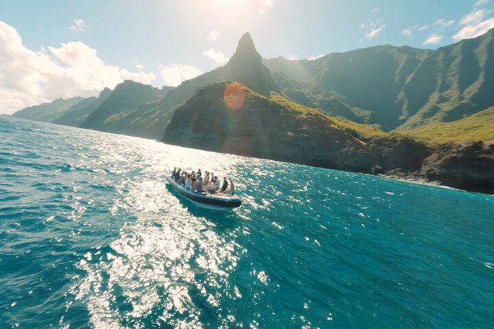Kauai: Nā Pali Coast Zodiac Raft Expedition and Snorkeling