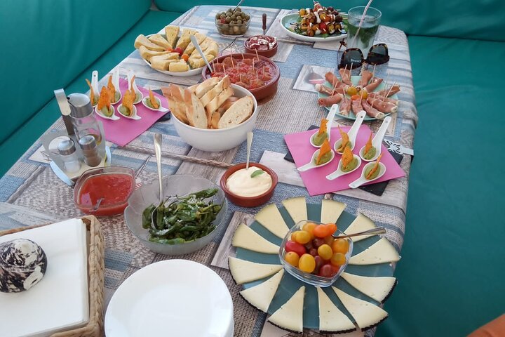 Mallorca Catamaran Small Group Cruise with Tapas 4-hours