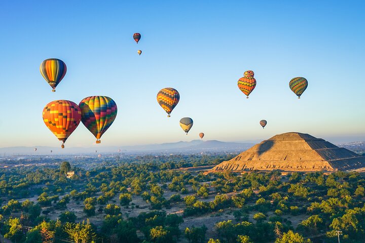Balloon flight + pick up in CDMX + Breakfast in Cave + Pyramids