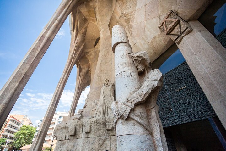Sagrada Familia Guided Tour with Skip the Line Ticket