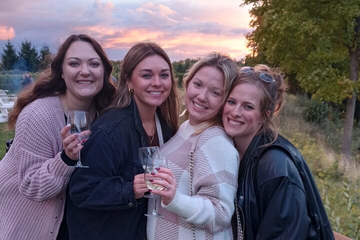 NON-BUS Old Mission Sunset AFTERNOON Wine & Distillery Tour