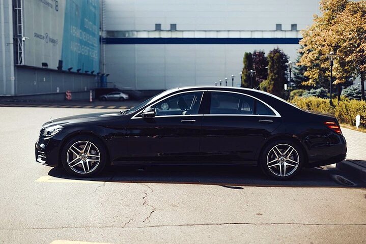 Arrival Transfer: Berlin Airport BER to Berlin in Business Car