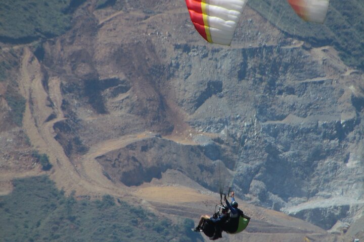 Paragliding flight in Medellin