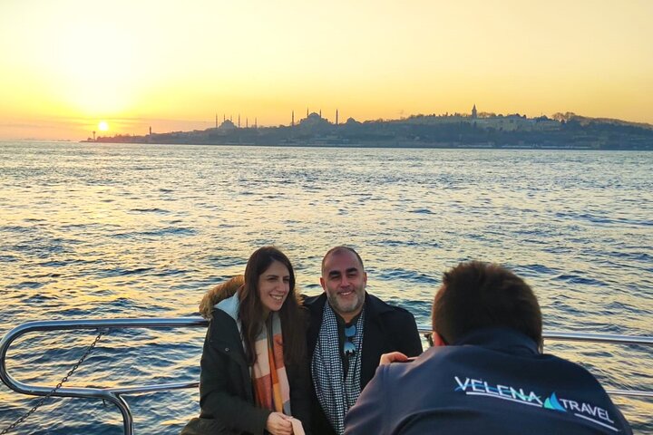 Istanbul Bosphorus Sunset Luxury Yacht Cruise with Snacks