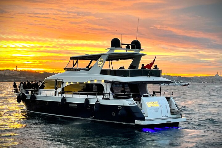 Istanbul Bosphorus Sunset Luxury Yacht Cruise with Snacks
