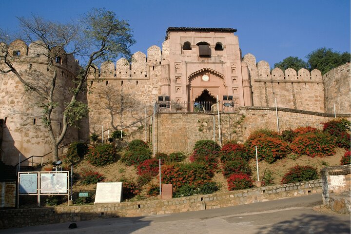 Heritage & Cultural Walk of Jhansi (2 Hours Guided Walking Tour)
