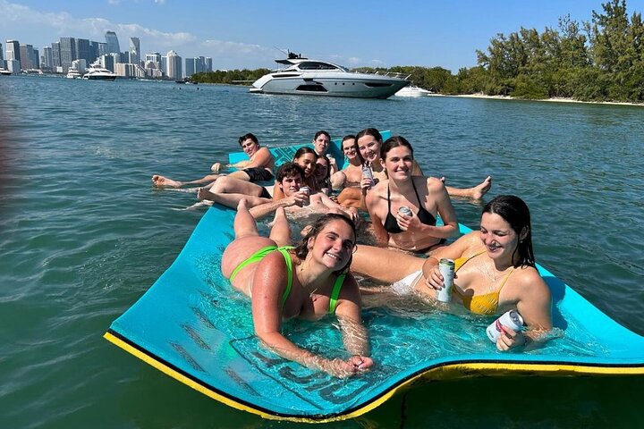 Private Miami Captained Yacht Rental: Sunset Options